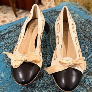 PREGO Black and Tan Bow Flats